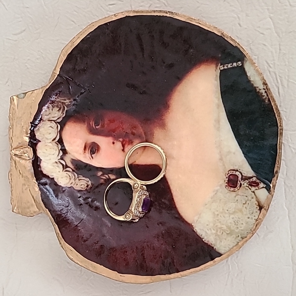 Queen Victoria TRINKET SHELL (Handcradted)